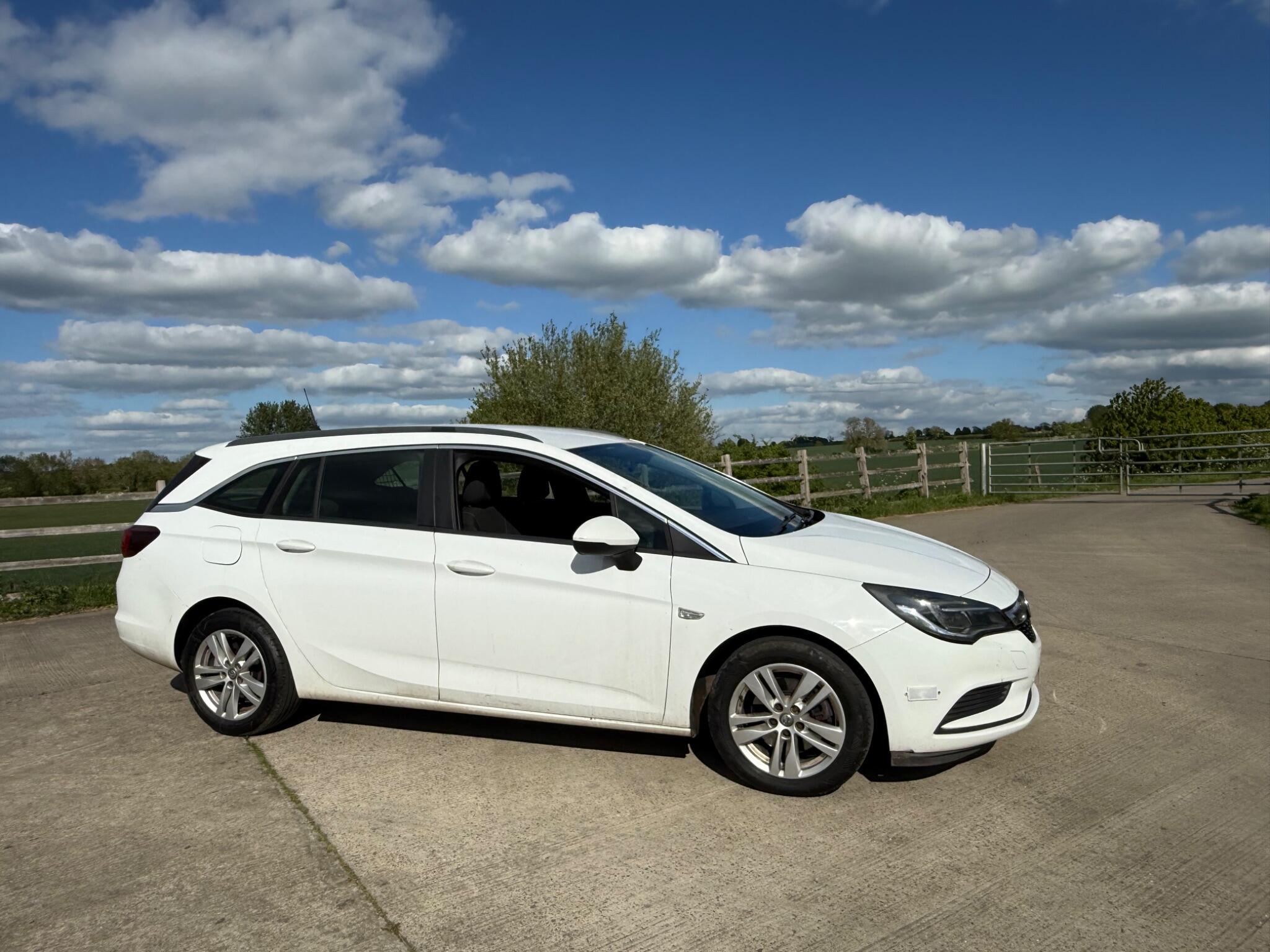 Vauxhall Astra 1.6 CDTi Tech Line Sports Tourer Euro 6 (s/s) 5dr — photo 78 of 104